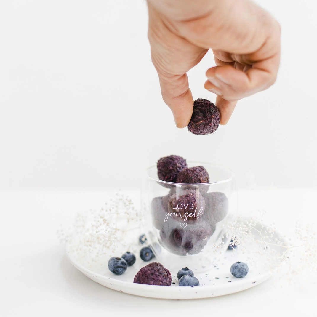 Bake Affair Vitamin-Mischung Beauty-Kugeln mit Blaubeeren Frauegschichte - Bake Affair Vitamin-Mischung Beauty-Kugeln mit Blaubeeren
