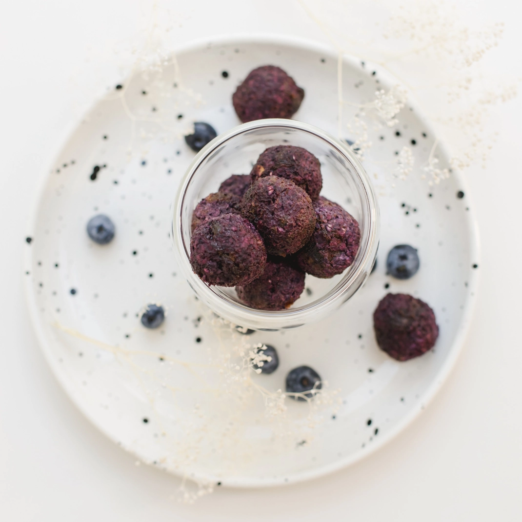 Bake Affair Vitamin-Mischung Beauty-Kugeln mit Blaubeeren Frauegschichte - Bake Affair Vitamin-Mischung Beauty-Kugeln mit Blaubeeren