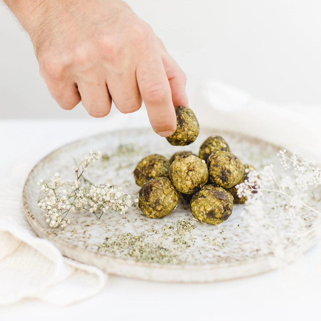 Bake Affair Vitamin-Mischung Power-Kugeln mit Matcha Frauegschichte - Bake Affair Vitamin-Mischung Power-Kugeln mit Matcha