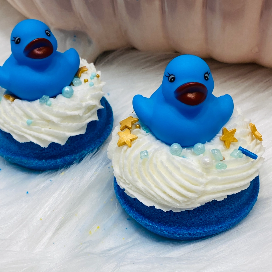 Calla Lily Cosmetics Duck-Donut Badebombe - blau Frauegschichte - Calla Lily Cosmetics Duck-Donut Badebombe - blau