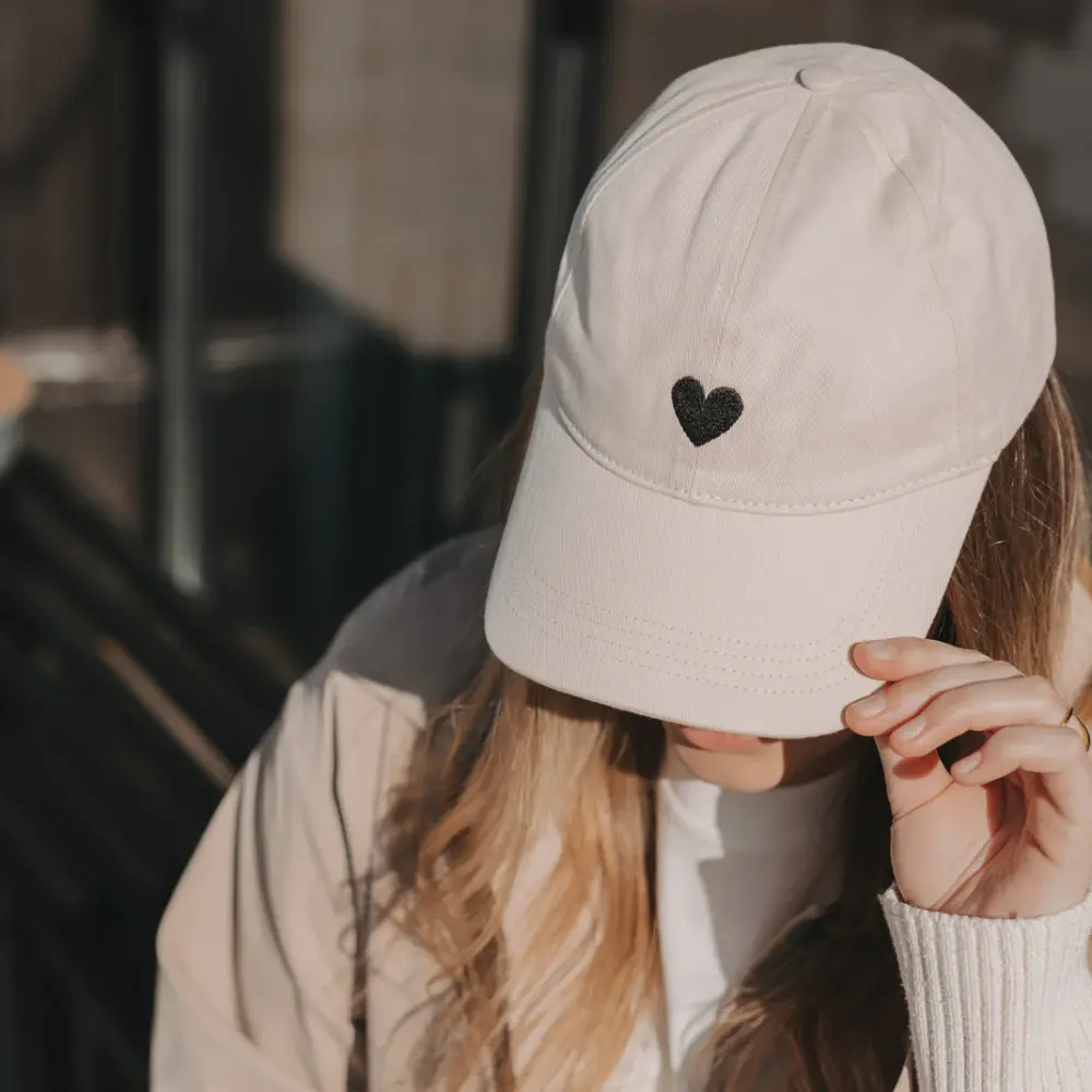 Frauegschichte - Eulenschnitt Cap beige "Herz"