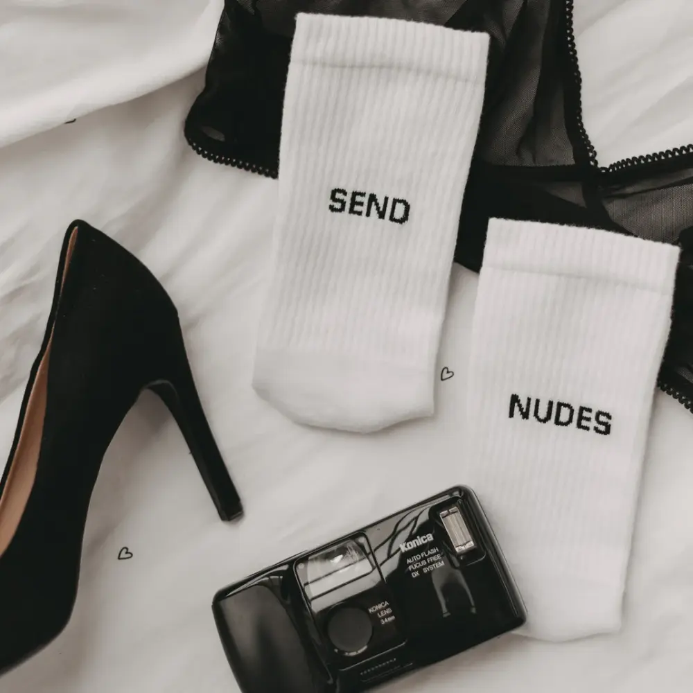 Eulenschnitt Socken "Send Nudes" Grösse M Frauegschichte - Eulenschnitt Socken "Send Nudes" Grösse M