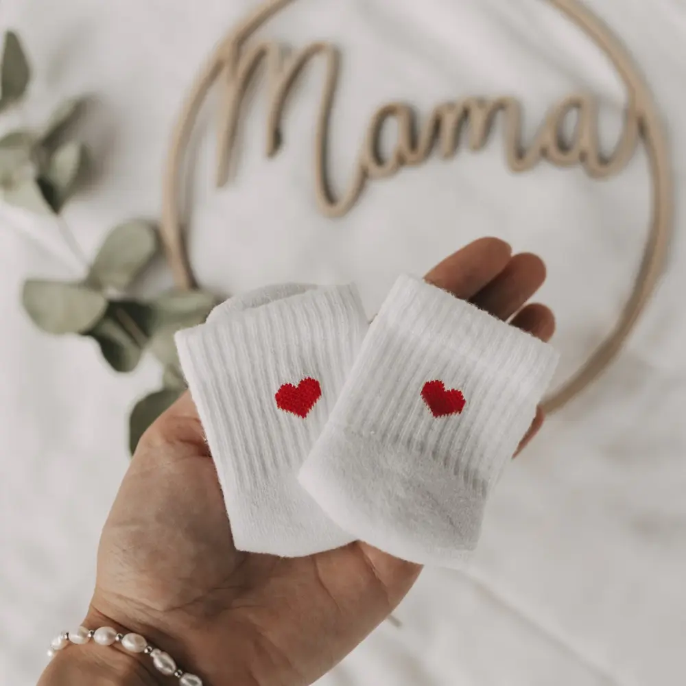 Eulenschnitt Baby-Socken "Herz rot" Frauegschichte - Eulenschnitt Baby-Socken "Herz rot"