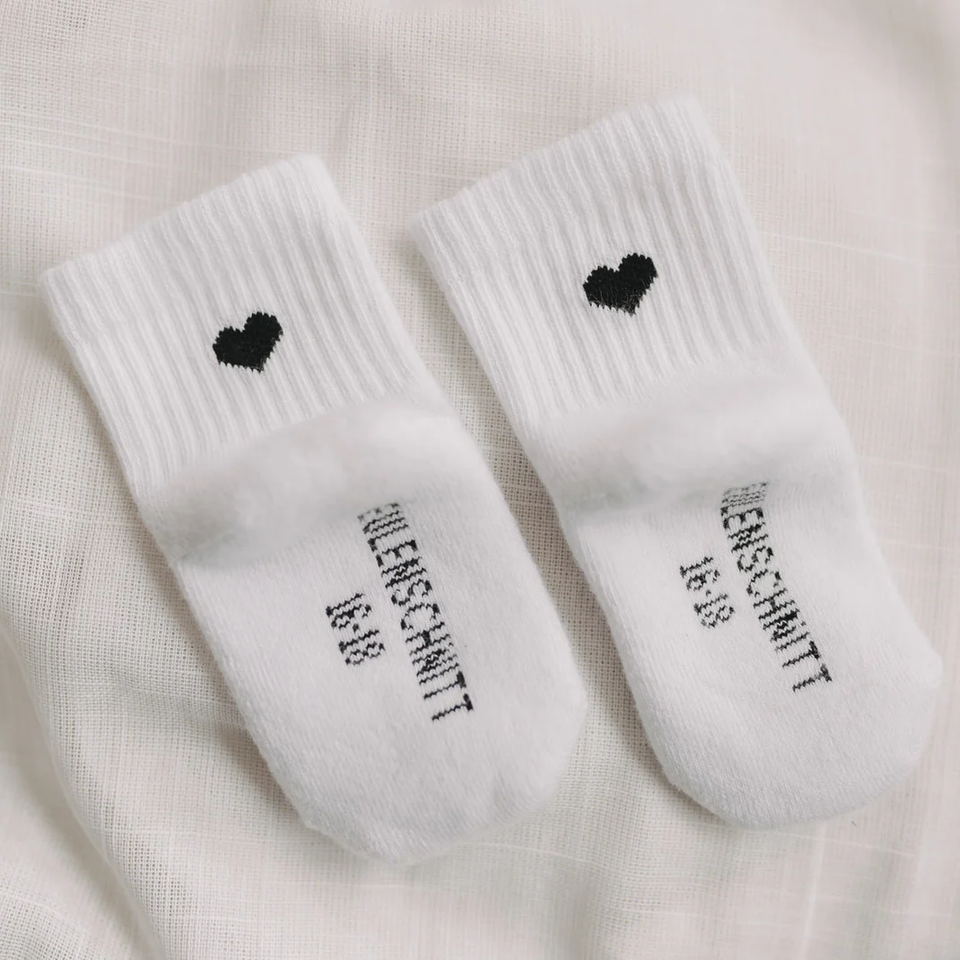 Eulenschnitt Baby-Socken "Herz schwarz" Frauegschichte - Eulenschnitt Baby-Socken "Herz schwarz"