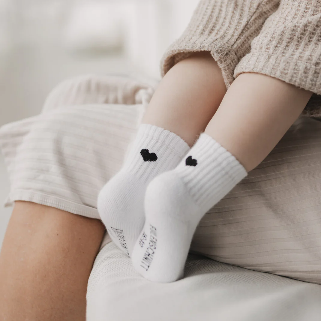 Eulenschnitt Baby-Socken "Herz schwarz" Frauegschichte - Eulenschnitt Baby-Socken "Herz schwarz"