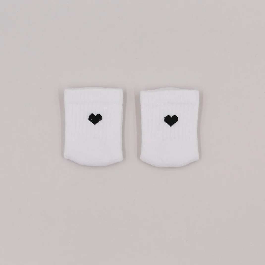 Eulenschnitt Baby-Socken "Herz schwarz" Frauegschichte - Eulenschnitt Baby-Socken "Herz schwarz"