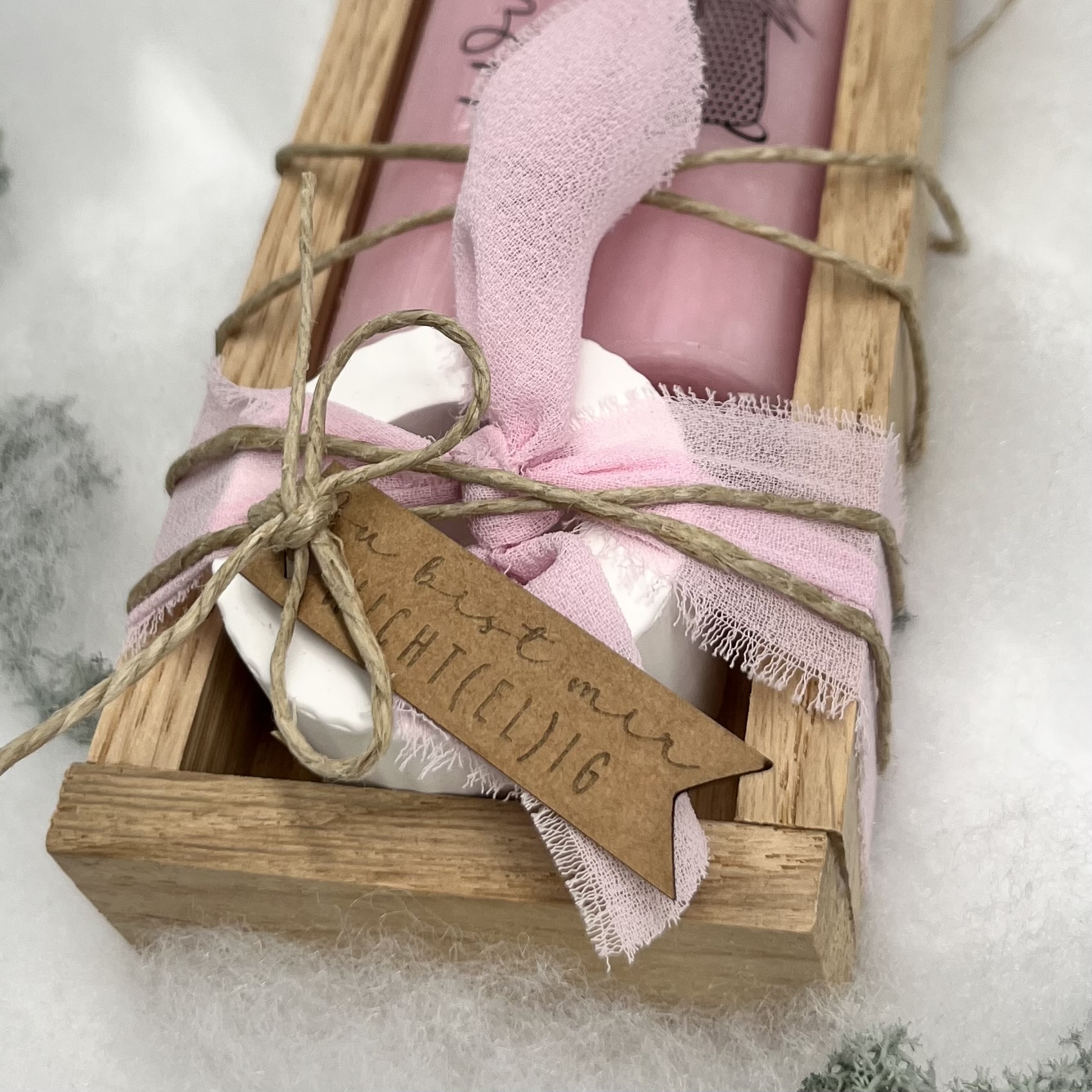 isaMi Weihnachts-Kerzenset "Wichtelgrüsse" - rosa Frauegschichte - isaMi Weihnachts-Kerzenset "Wichtelgrüsse" - rosa