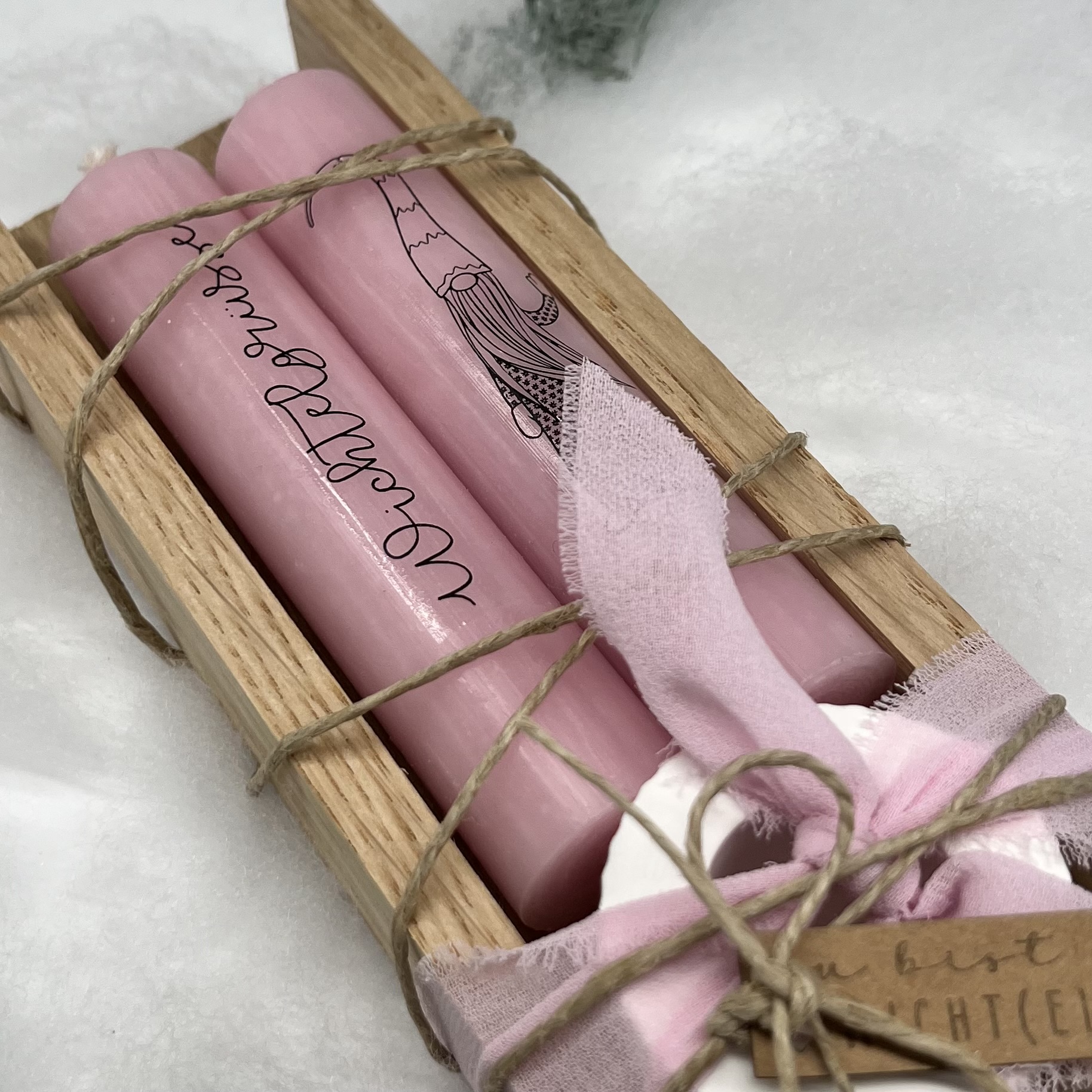 isaMi Weihnachts-Kerzenset "Wichtelgrüsse" - rosa Frauegschichte - isaMi Weihnachts-Kerzenset "Wichtelgrüsse" - rosa