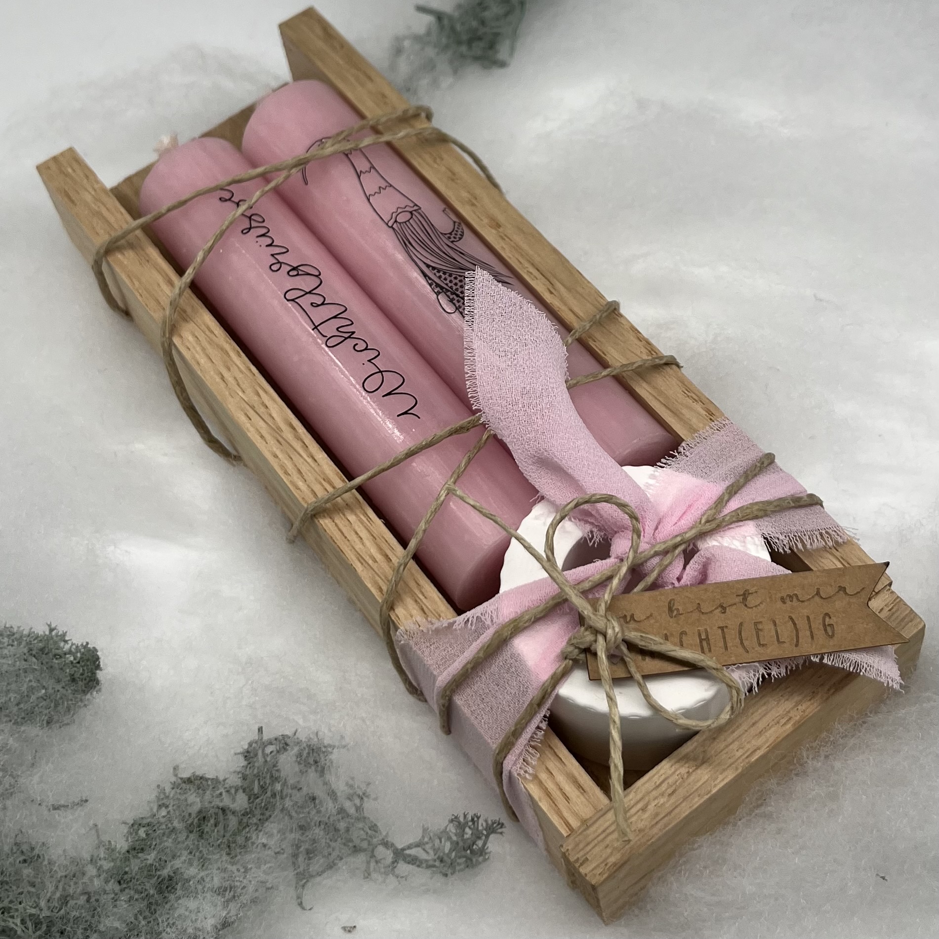 isaMi Weihnachts-Kerzenset "Wichtelgrüsse" - rosa Frauegschichte - isaMi Weihnachts-Kerzenset "Wichtelgrüsse" - rosa