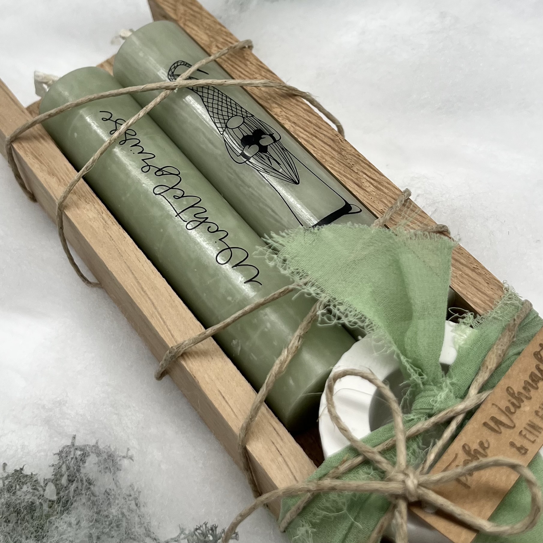 isaMi Weihnachts-Kerzenset "Wichtelgrüsse" - salbei Frauegschichte - isaMi Weihnachts-Kerzenset "Wichtelgrüsse" - salbei