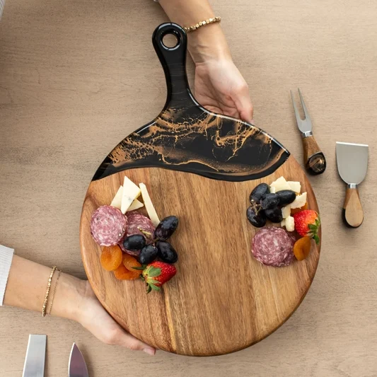 Frauegschichte - Lynn & Liana Designs Käsebrett rund: schwarz-gold