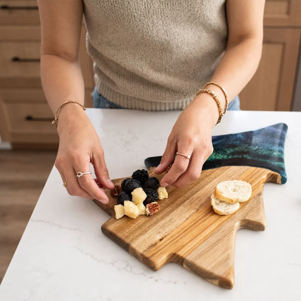 Lynn & Liana Designs Charcuterie-Brett Weihnachtsbaum: Nordlichter Frauegschichte - Lynn & Liana Designs Charcuterie-Brett Weihnachtsbaum: Nordlichter