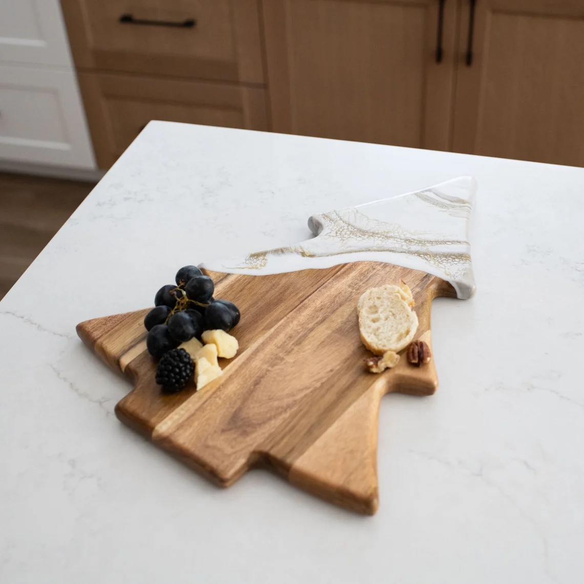 Lynn & Liana Designs Charcuterie-Brett Weihnachtsbaum: weiss-gold Frauegschichte - Lynn & Liana Designs Charcuterie-Brett Weihnachtsbaum: weiss-gold