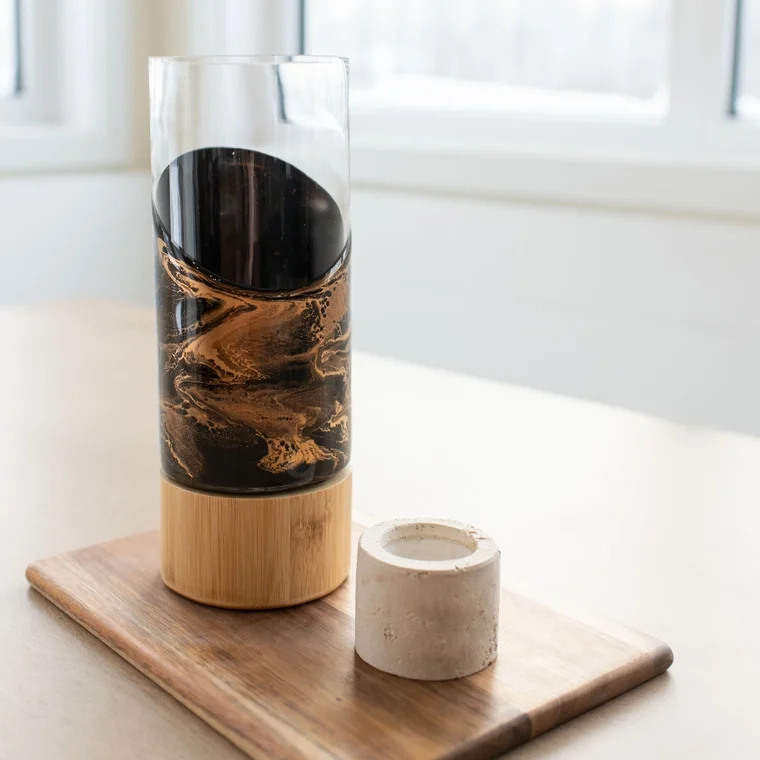 Lynn & Liana Designs Resin-Vase: Schwarzer Bernstein Frauegschichte - Lynn & Liana Designs Resin-Vase: Schwarzer Bernstein