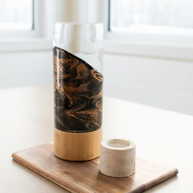 Lynn & Liana Designs Resin-Vase: Schwarzer Bernstein Frauegschichte - Lynn & Liana Designs Resin-Vase: Schwarzer Bernstein