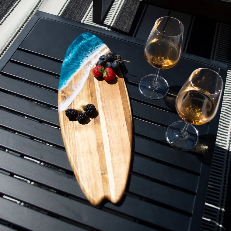 Lynn & Liana Designs Charcuterie-Brett Surfbrett Frauegschichte - Lynn & Liana Designs Charcuterie-Brett Surfbrett