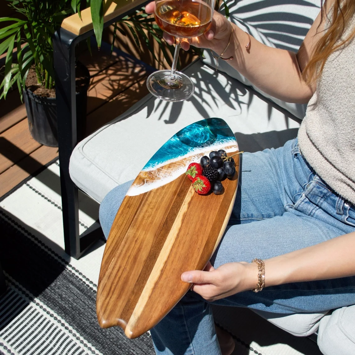 Lynn & Liana Designs Charcuterie-Brett Surfbrett Frauegschichte - Lynn & Liana Designs Charcuterie-Brett Surfbrett