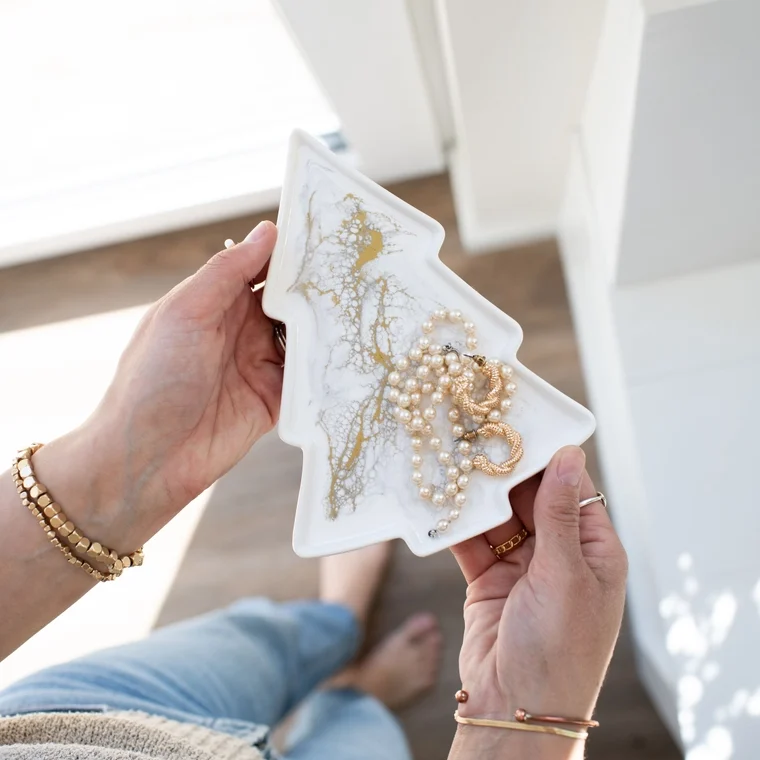 Lynn & Liana Designs kleine Resin-Platte Weihnachtsbaum: weiss-gold Frauegschichte - Lynn & Liana Designs kleine Resin-Platte Weihnachtsbaum: weiss-gold