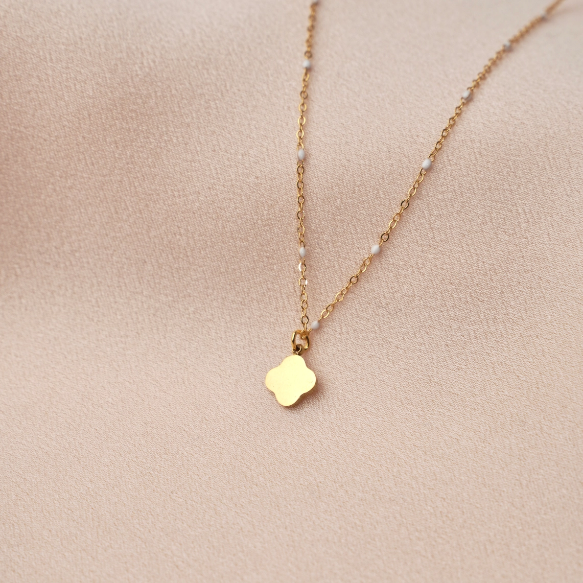 Meora Paris Halskette mit Kleeblatt und weissen Punkten Frauegschichte - Meora Paris Halskette mit Kleeblatt und weissen Punkten