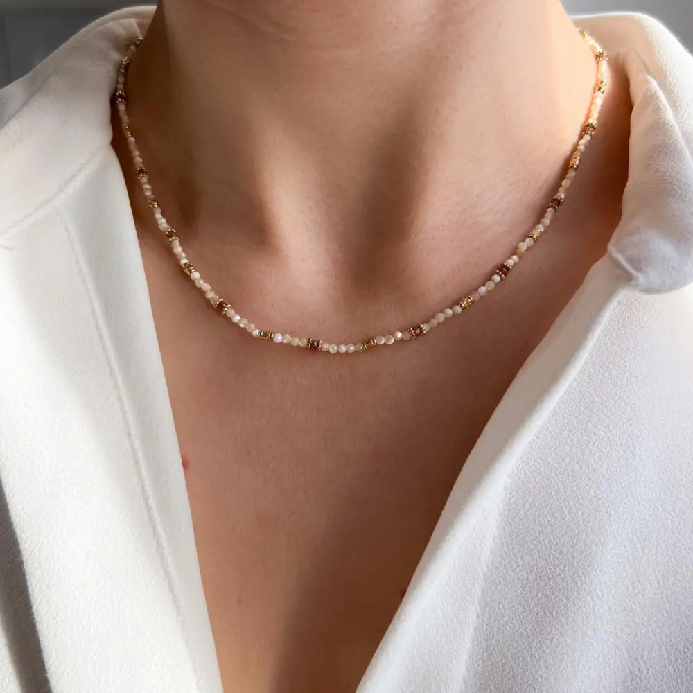 Frauegschichte - Meora Paris Halskette mit kleinen Natursteinen