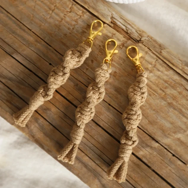 The Frenchie Knot Schlüsselanhänger gedreht - Muskatnuss Frauegschichte - The Frenchie Knot Schlüsselanhänger gedreht - Muskatnuss