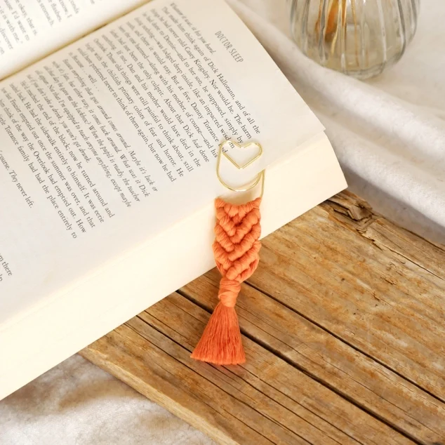 Frauegschichte - The Frenchie Knot Lesezeichen Makramee - apricot