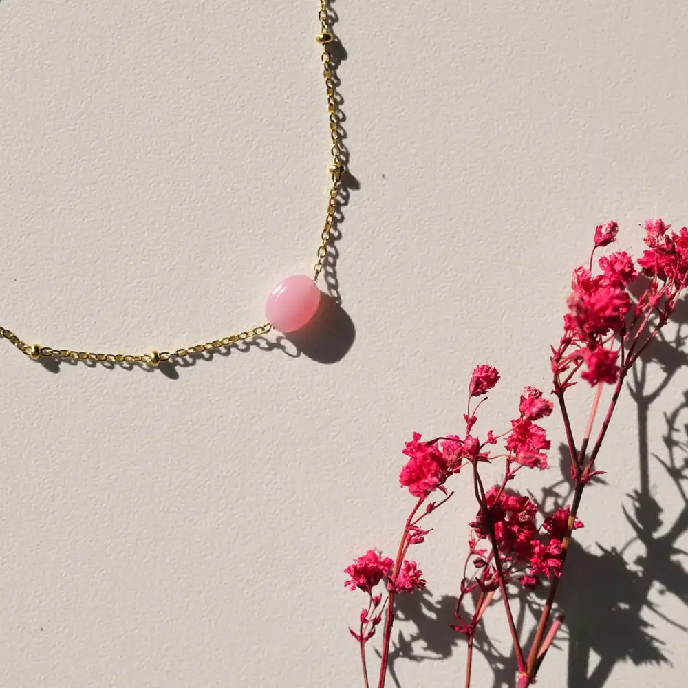 Frauegschichte - Vinoos Armkette "With Love" pink