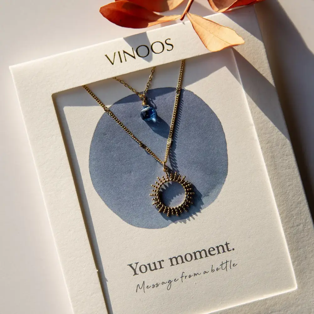 Vinoos Halskette "your moment" blau Frauegschichte - Vinoos Halskette "your moment" blau