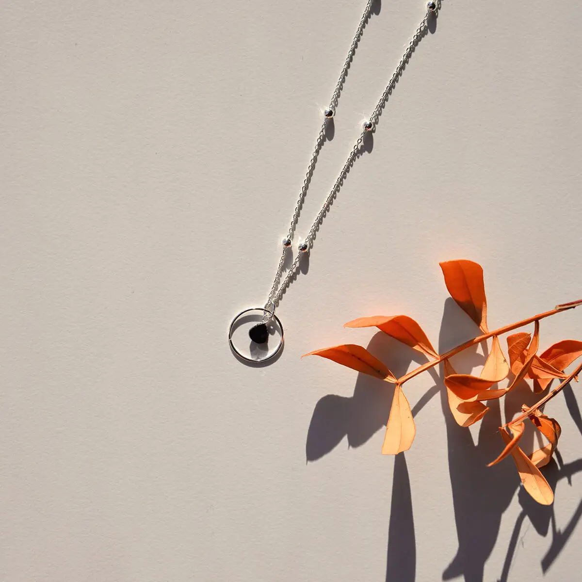 Vinoos Halskette silbrig "Big Hug" schwarz Frauegschichte - Vinoos Halskette silbrig "Big Hug" schwarz